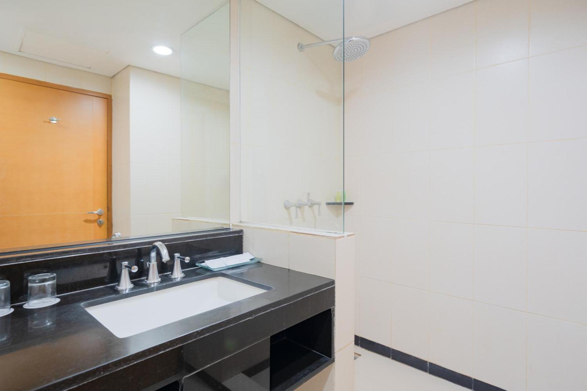 The Capital Hotel סוראבאיה מראה חיצוני תמונה